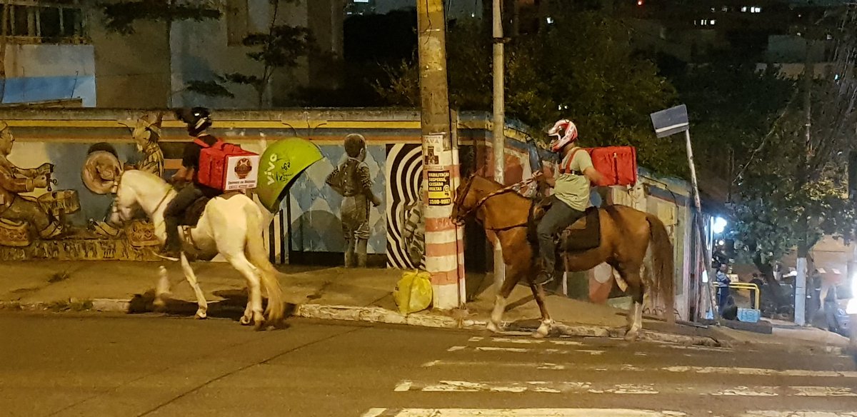 mano os cara fazendo delivery à cavalo

ah brasil como eu te amo
