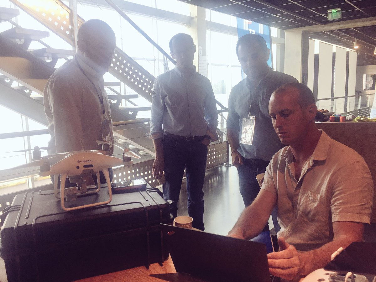 BeMyAppFR's tweet photo. #Hacktheroad #Bordeaux #hashtagbattle #beachcode @capsciences @Eurovia_Group on est matinal #ouvrier #AR #hackathon https://t.co/br5TPQNbSS