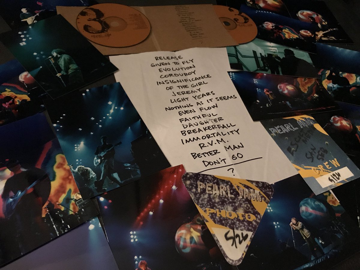 PearlJamSpain's tweet photo. Y hoy hace 18 años de la segunda visita de @PearlJam al Velódromo de Anoeta en San Sebastián. La lluvia que nos cayó a la salida la recordamos casi tanto como el concierto...
#PearlJam #Donosti https://t.co/ouEn0OONTN