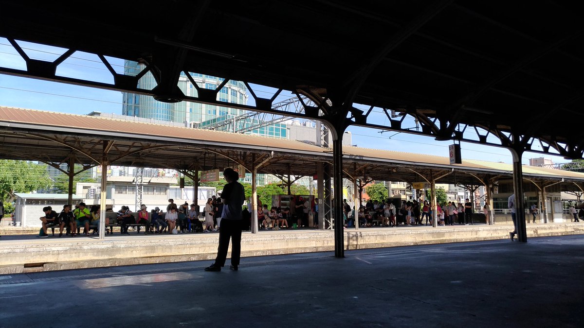 台南火車站是臺灣第一座站內設有旅館的火車站，以前還有供應時髦洋食的餐廳，著名的棺材板就是這裡的員工做出的員工餐。
覺得現在的規模剛好，不是太大，差不多可以應付日常人流。
目前正在整修，期待能再見風華。

#台南站 #tainantrainsation #tainan