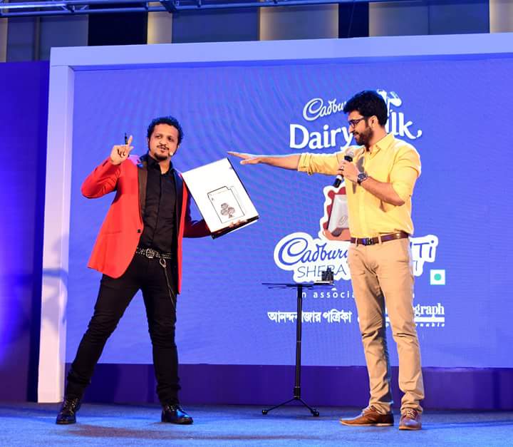 iamAmazingDavid's tweet photo. So, Not only did I share stage with one of India's favorite Bengali actors, I also got him to come up on stage and work some magic ! Thank you Abir Chatterjee , It was a pleasure !
#AmazingDavid, #Illusionist #BelieveInMagic #TheShowGoesOn #AbirChatterjee https://t.co/s7Ic52iXsc
