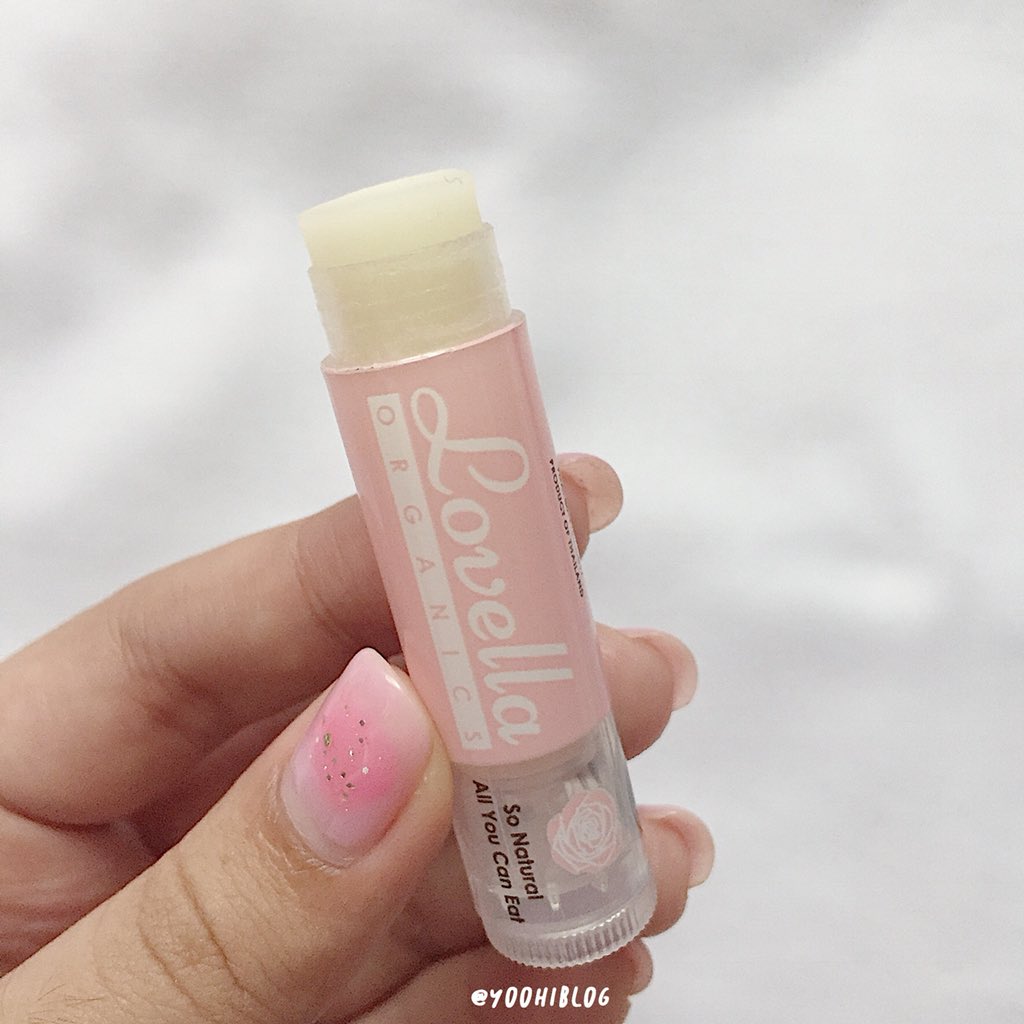 yoohiblog's tweet photo. Lovella ลิปมันออร์แกนิค ส่วนผสมคือธรรมชาติมาก เผลอเลียปากไปก็ไม่เป็นอันตราย กินได้ ชุ่มชื้นยาวนานมากเว่อ เหมาะกับคนปากแห้งสุด ช่วยบำรุงปากคล้ำด้วย ทาตัวนี้ก่อนลงลิปแมทแล้วดีมากไม่ตกร่องเลย โบกหนาๆตอนกลางคืนเป็นลิปมาสก์ก็ได้ #ไว้รีวิวห้ามขายของโว้ยย https://t.co/5KtrnwY4WN