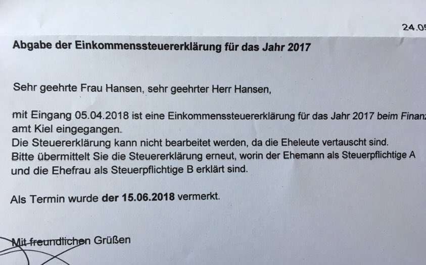 Gabelstaplerin's tweet photo. Ich muss die Steuererklärung nochmal machen, weil DER MANN DAS ALPHATIER ist, und jetzt frage ich mich, ob da, wo der Brief herkommt, ein Bild des Kaisers überm Schreibtisch hängt. https://t.co/SbjpGplSoG