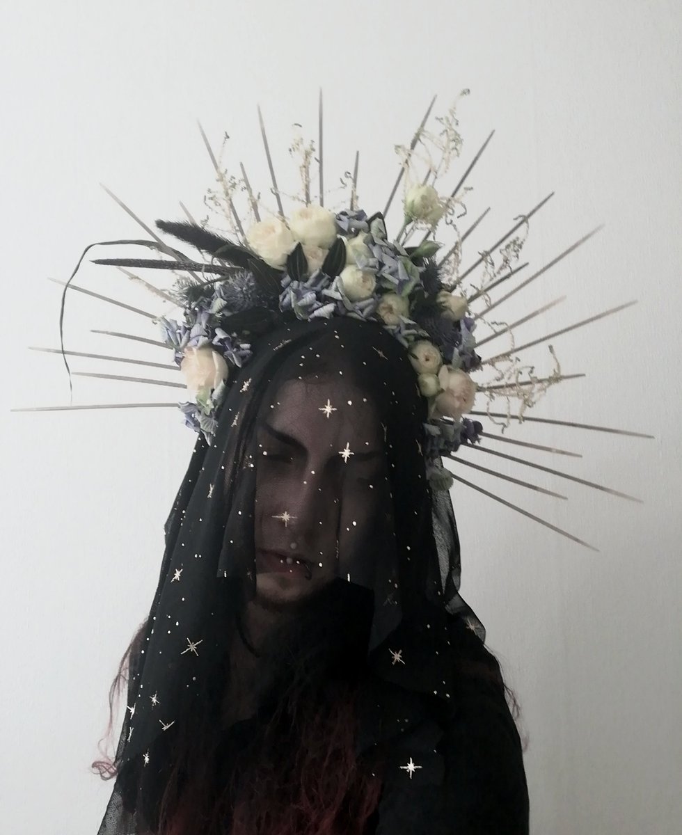 BangBangHAHHAH's tweet photo. I didn't have time to take a pic whe. This was all fresh but i like the feel on it with slightly withered flowers 👐 #flowerband https://t.co/Hz6qFsPFnR