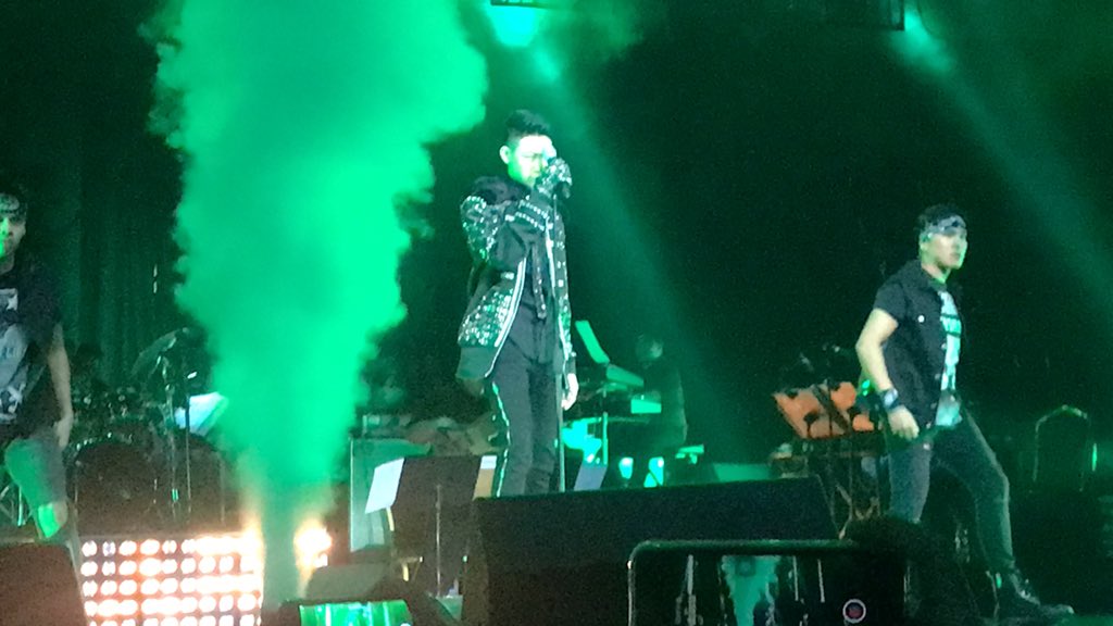 ggr_mom's tweet photo. Nawala na kami sa sarili when Darren came out!

#DARRENisUNSTOPPABLE https://t.co/xV2YkVjVk1