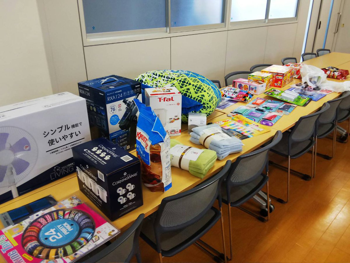 OBF_dousoukai's tweet image. 【遂に明日！OBF同窓会🎉】

OBFの先生はもちろん！
過去に転勤してしまったY先生や、食堂の方まで来てくださいます！🤗
(食堂の唐揚げとポテトも販売🍟)

4期生の体育祭演舞動画の視聴や、ビンゴ大会などの企画もあります！
(スマートスピーカー「Google◯◯」も当たるかも？)

お待ちしております🤲