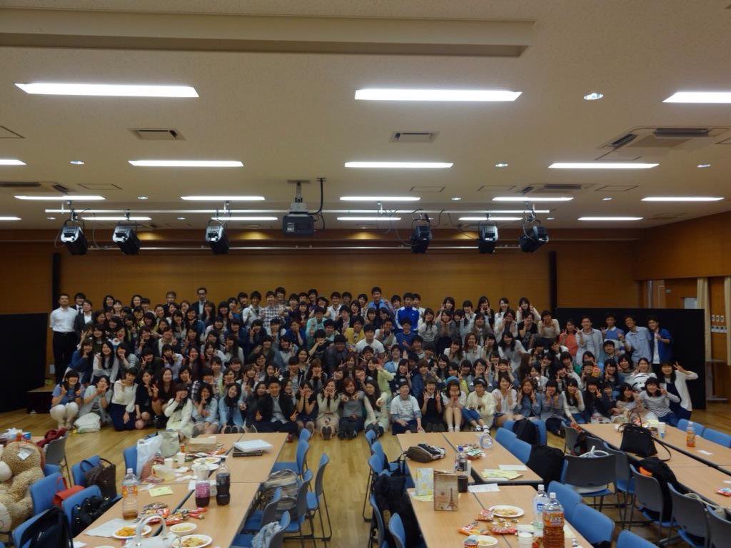 OBF_dousoukai's tweet image. 【遂に明日！OBF同窓会🎉】

OBFの先生はもちろん！
過去に転勤してしまったY先生や、食堂の方まで来てくださいます！🤗
(食堂の唐揚げとポテトも販売🍟)

4期生の体育祭演舞動画の視聴や、ビンゴ大会などの企画もあります！
(スマートスピーカー「Google◯◯」も当たるかも？)

お待ちしております🤲