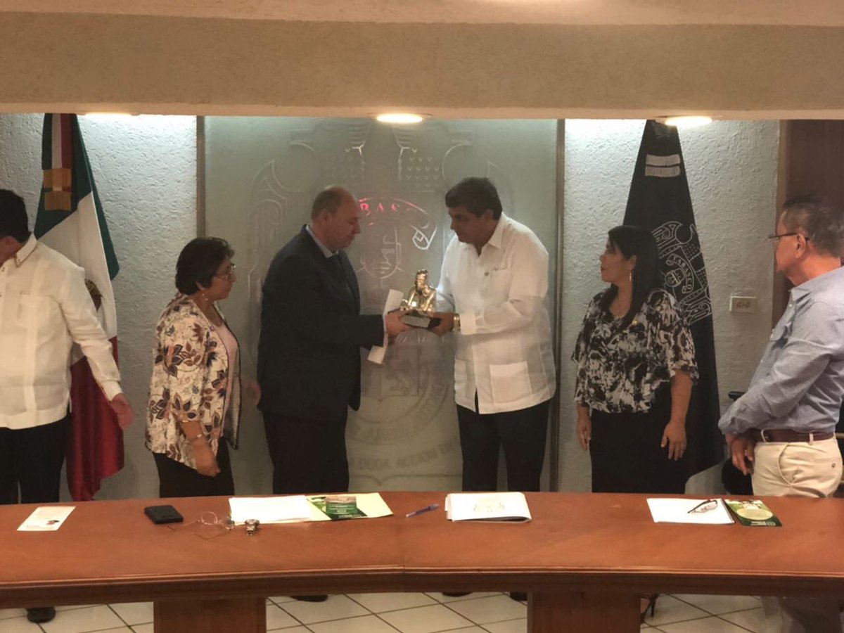Tirant_ESP's tweet photo. De manos del Rector de la @UJAT el director de Tirant lo Blanch l@SalvadorVivesLp recibe el Premio Trujiman de plata 2018 en Tabasco (Mexico) #CompromisoconMexico https://t.co/jhCBIUbfNs
