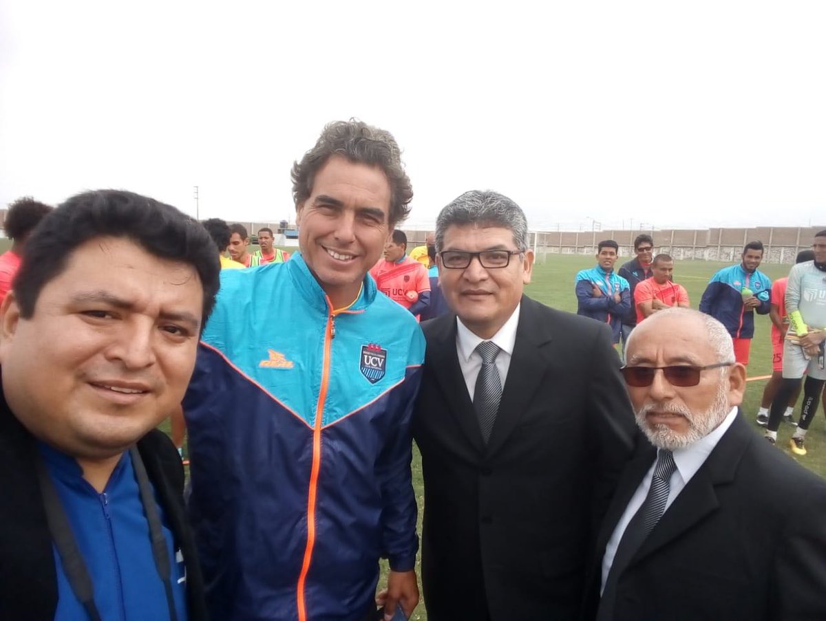 PrOscarchileno's tweet photo. IEAJSM,Trujillo,ANOP el club César Vallejo y Chemo del Solar recibieron el libro #ElPoderdeEsperanza #TomaTuLibro @AdventistasMPN @AdventistasANoP @AdventistasUPN @ https://t.co/w1L1TE1alp