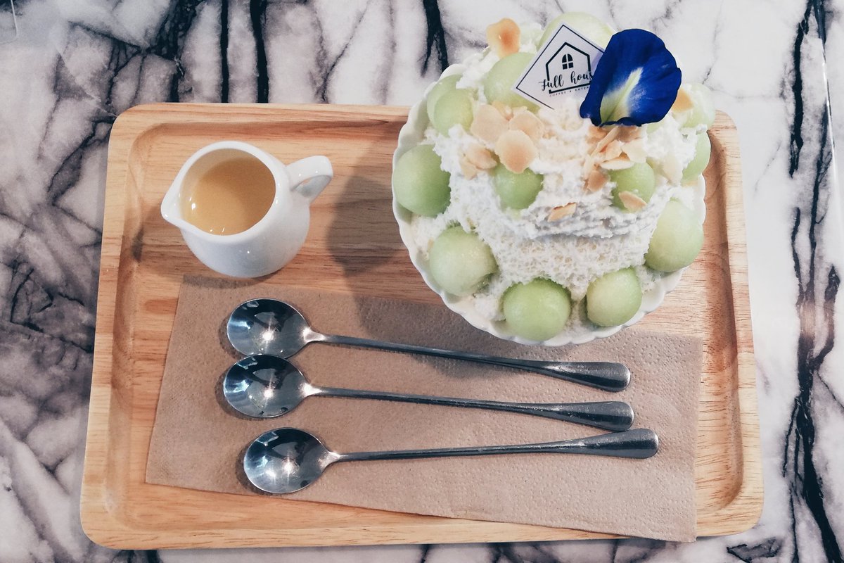 tarnrn_'s tweet photo. 🎪Full house Coffee&amp;Eatery🎪
คาเฟ่สีขาวชิคๆ หน้าร้านจัดเป็นสวนแนวอังกฤษ เมนูมีอาหารคาว ของหวาน บิงซู เครื่องดื่ม
📷รังรองคนชอบถ่ายรูปต้องรัก📸

#reviewchaingmai #รีวิวเชียงใหม่ #อร่อยไปเเดก https://t.co/6HMBcV8KqG