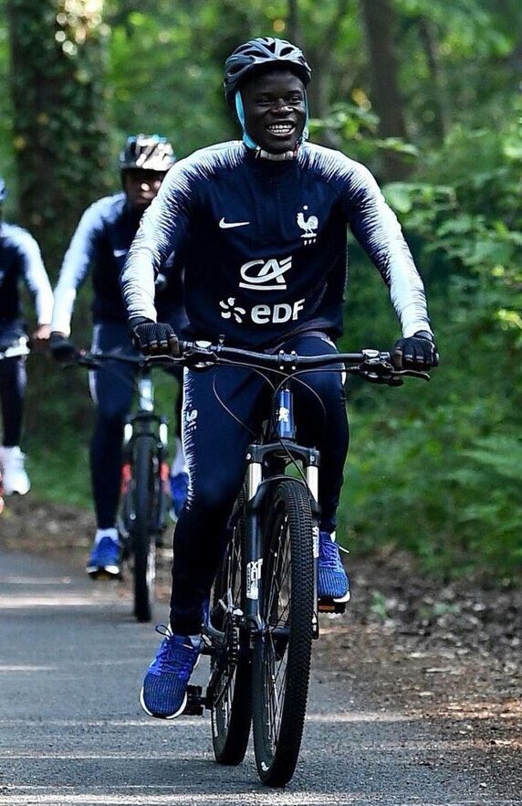 FootyHumour's tweet photo. You just can’t hate this guy 😂😂 https://t.co/P4f5KRkOV4