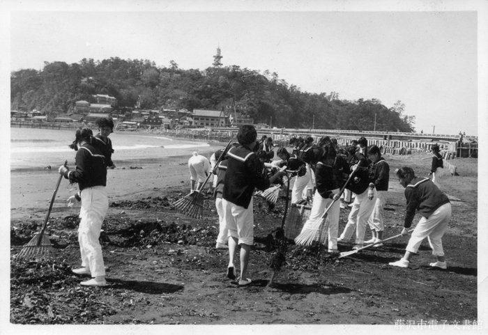 Lussapedersen メモ 藤沢市文書館のホームページで見つけた昔の写真 昭和37年撮影 海岸を掃除する鵠沼女子高生 セーラー服に白のズボンをはいていますね T Co 7eaoovdc9r T Co Nxa1erulcr Twitter