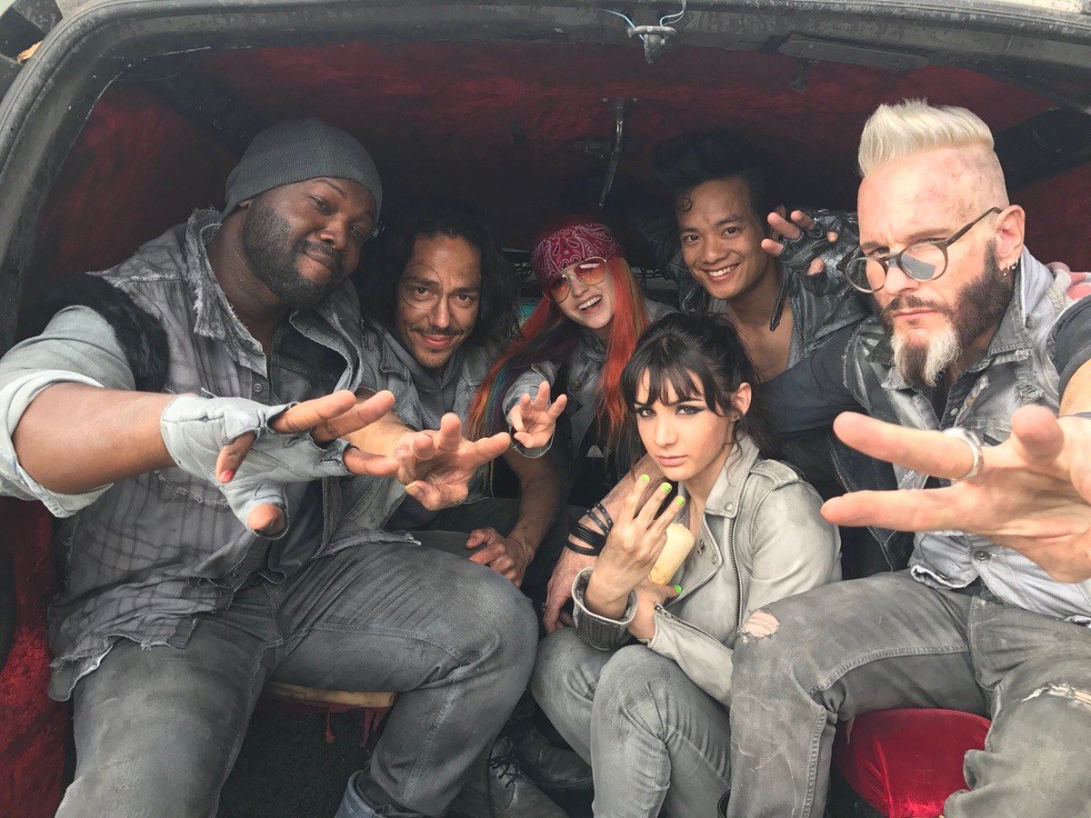 nastya_luben's tweet photo. You know what am I considering about? In New Year night I made a wish: #DirkGently renewed for S3. Unfortunately, show wasn't picked up by Netflix. But the thing is 2018 isn't over yet, and, perhaps, the chance to #SaveDirkGently on @hulu is yet to come. #DirktectivesDontGiveUp https://t.co/YreEhqCoKH