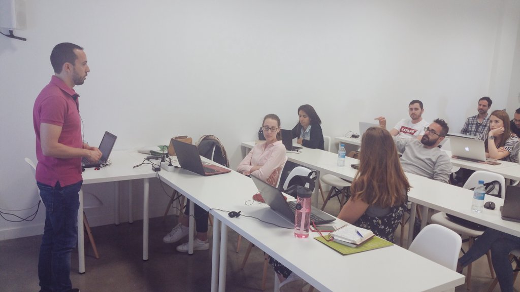 WindupTraining's tweet photo. Comenzamos la clase sobre #publicidad en #Display 👌 ¿Sabes cómo se hace y cuántos tipos hay? Le damos caña a la planificación y estrategia de las campañas con ejemplos prácticos 😎 #AprendeHaciendo #MasterMkWindupPRO https://t.co/8NYATPbYQ3