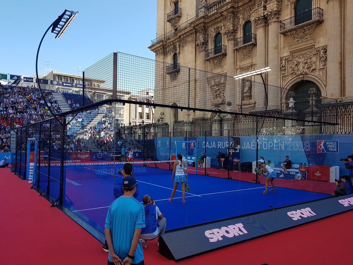 wikipadelnet's tweet photo. Comienza la primera semifinal femenina #WPTJaénOpen 

@CataTenorio @beaglez_padel  vs @luciasainzp @gemmatriay 

Espectacular #lacatedraldelpadel https://t.co/yt8VcMwn9O