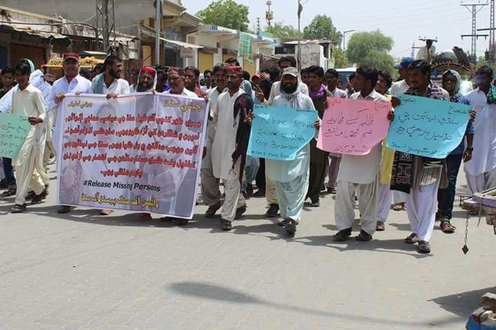 IndusNews021's tweet photo. Retweeted #TeamSindhi (@Team_Sindhi):

After Hyderabad, a massive rally organized in #Mithi whole sindh stand up for #MissingPersonsOfSindh and sit-in on #72HoursHungerStrike
We demand to @pid_gov #ReleaseMissingPersonsOfSindh
#Mithi
#HyderabadPressClub https://t.co/7q4BEoEbzp