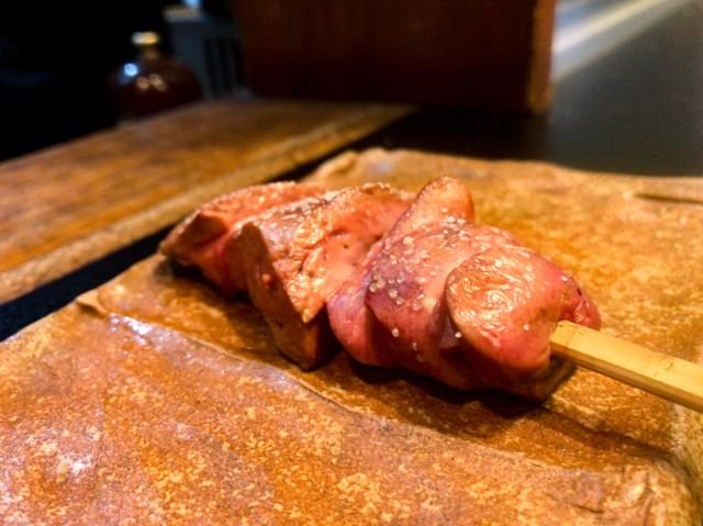 teriyaki_tweet's tweet photo. 【陀らく】@渋谷
渋谷の駅近くの雑居ビルにひっそりとお店を構える焼き鳥店。カウンター席のみのアットホームな店内が特徴的です。中でも素晴らしいかった料理は、「ちょうちん」。口へ入れた瞬間に卵が弾け、黄身が口いっぱいに広がります。
詳細はこちら▷https://t.co/hrxY9HBRuW
@takapon_jp https://t.co/7ORZjUnm1f