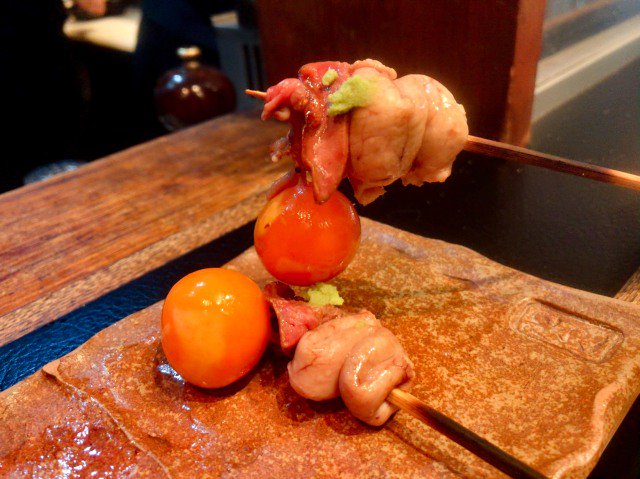 teriyaki_tweet's tweet photo. 【陀らく】@渋谷
渋谷の駅近くの雑居ビルにひっそりとお店を構える焼き鳥店。カウンター席のみのアットホームな店内が特徴的です。中でも素晴らしいかった料理は、「ちょうちん」。口へ入れた瞬間に卵が弾け、黄身が口いっぱいに広がります。
詳細はこちら▷https://t.co/hrxY9HBRuW
@takapon_jp https://t.co/7ORZjUnm1f