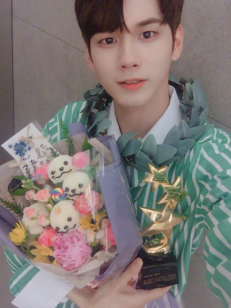 WannaOne_twt's tweet photo. [#워너원데이] 꽃 심은 데 옹 나고 옹 심은데 꽃 난다💐 오늘도 우리 MC옹 미모에 상암이 들썩 들썩 했다는 후문입니다 ƪ(˘⌣˘)ʃ https://t.co/6gMOyuXtAg