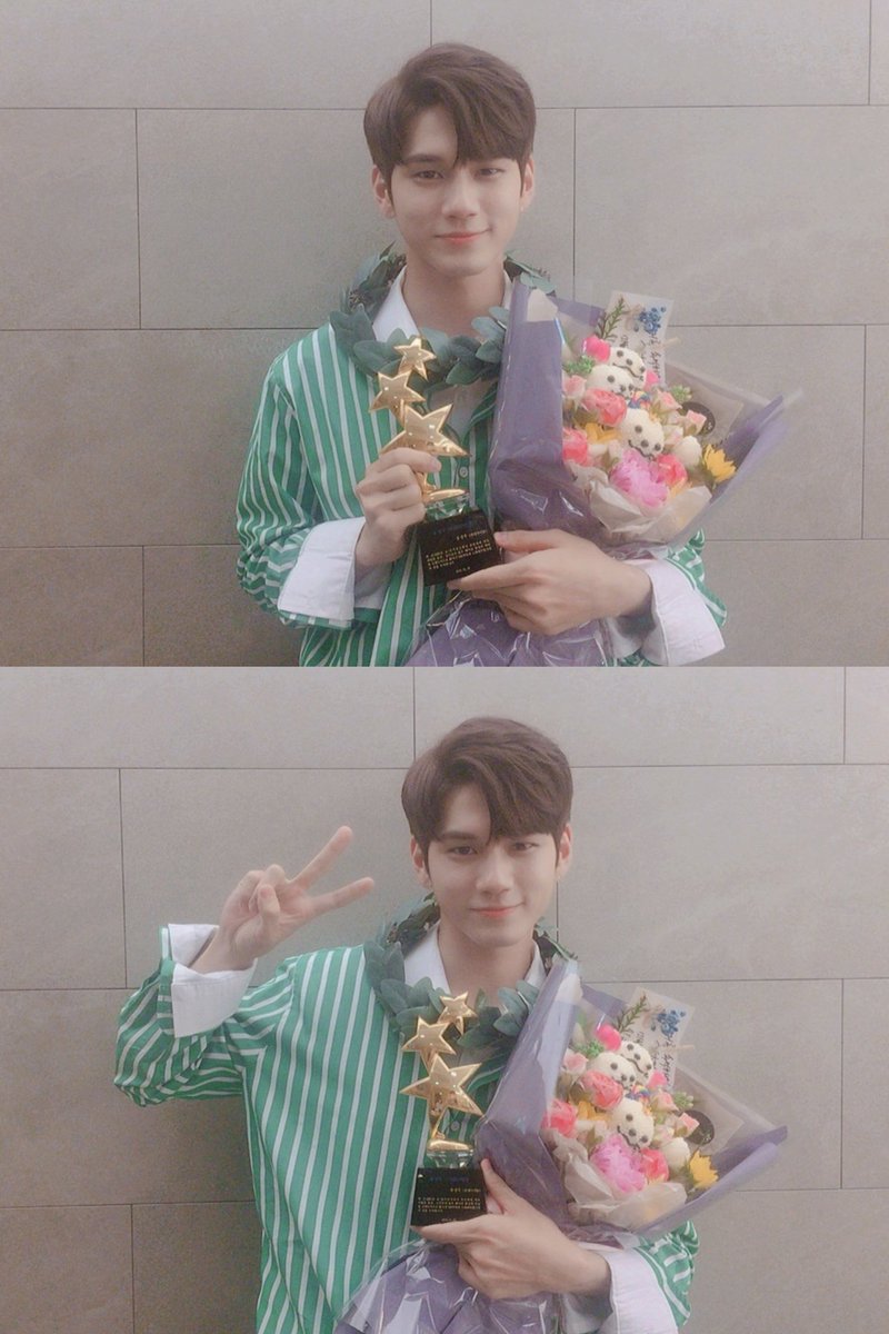 WannaOne_twt's tweet photo. [#워너원데이] 꽃 심은 데 옹 나고 옹 심은데 꽃 난다💐 오늘도 우리 MC옹 미모에 상암이 들썩 들썩 했다는 후문입니다 ƪ(˘⌣˘)ʃ https://t.co/6gMOyuXtAg