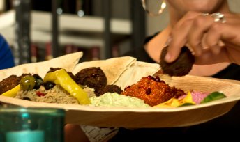 Maak op Sea the Future 2018 kennis met de plantaardige mediterrane delicatessen van <a href="/masmasmaza/">Maza</a>. Met authentieke recepten en bereidingswijzen en ingredienten van de beste kwaliteit. Maakt Maza plantaardig eten steeds makkelijker en smakelijker. #SeatheFuture #DenBosch #Maaspoort