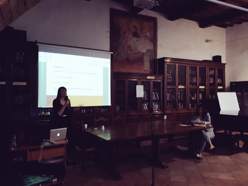 Sottobanco_Todi's tweet photo. @Vale_IlBureau parla di linguaggi e narrazioni #video ai redattori di Sottob@nco e agli studenti del @LiceoTodi.

#giornalismo #scuola #Todi #Umbria https://t.co/e5G25mN8LF