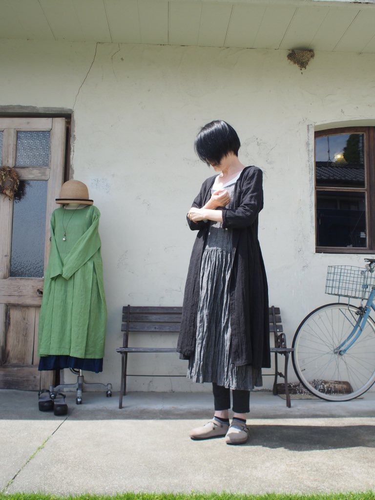 Sa Rah天然素材のお洋服 前後カーディガンにサラリと透明感のあるブラックリネンが仕上がりました 肌が透けて見える軽やかな黒 ストール感覚でフワリと羽織れます キャミワンピにコーディネートしてくださったお客様 T Co S6bdaa37kc 裾に