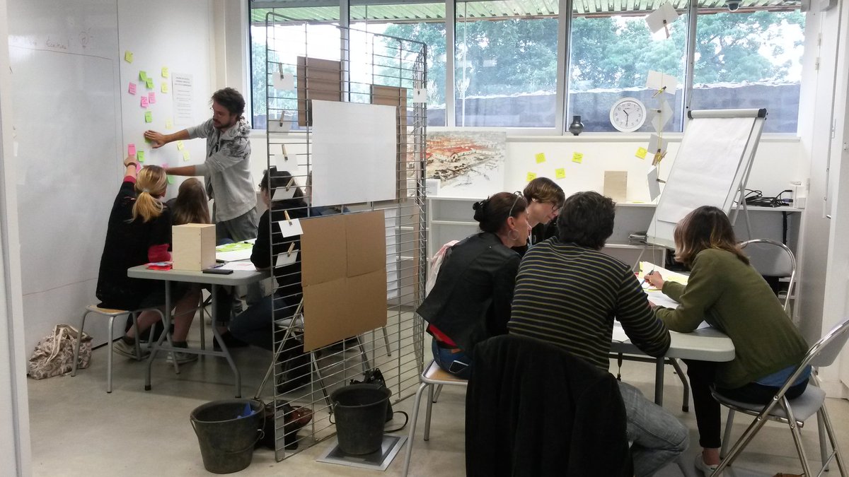 Ma_Gllt's tweet photo. Ça y est le museosprint au Chronographe est lancé! Les équipes sont en pleine cogitation ! Rdv à 19h pour découvrir leurs prototypes! #Carrementbiscuits #MXouest #Museomix #Chronographe #idéation #Marathoncréatif https://t.co/AhmgcwVTB6