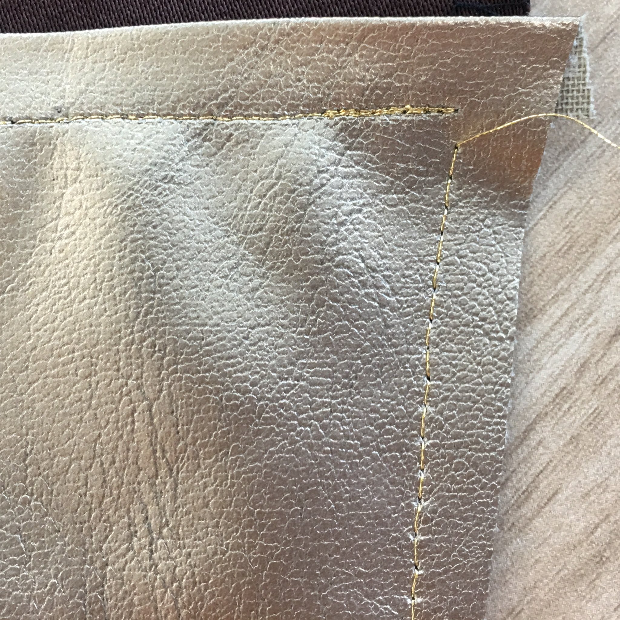 服の作り方と型紙うさこの洋裁工房 合皮を縫うときは縫い目の長さを長くして縫うときれいです 細かい縫い目だと穴が目立つのです また破れやすくなります 3 5mm以上で縫うといいと思います 細かい方は2mmくらい 縫い目の長さを変えるだけで仕上がりが違って