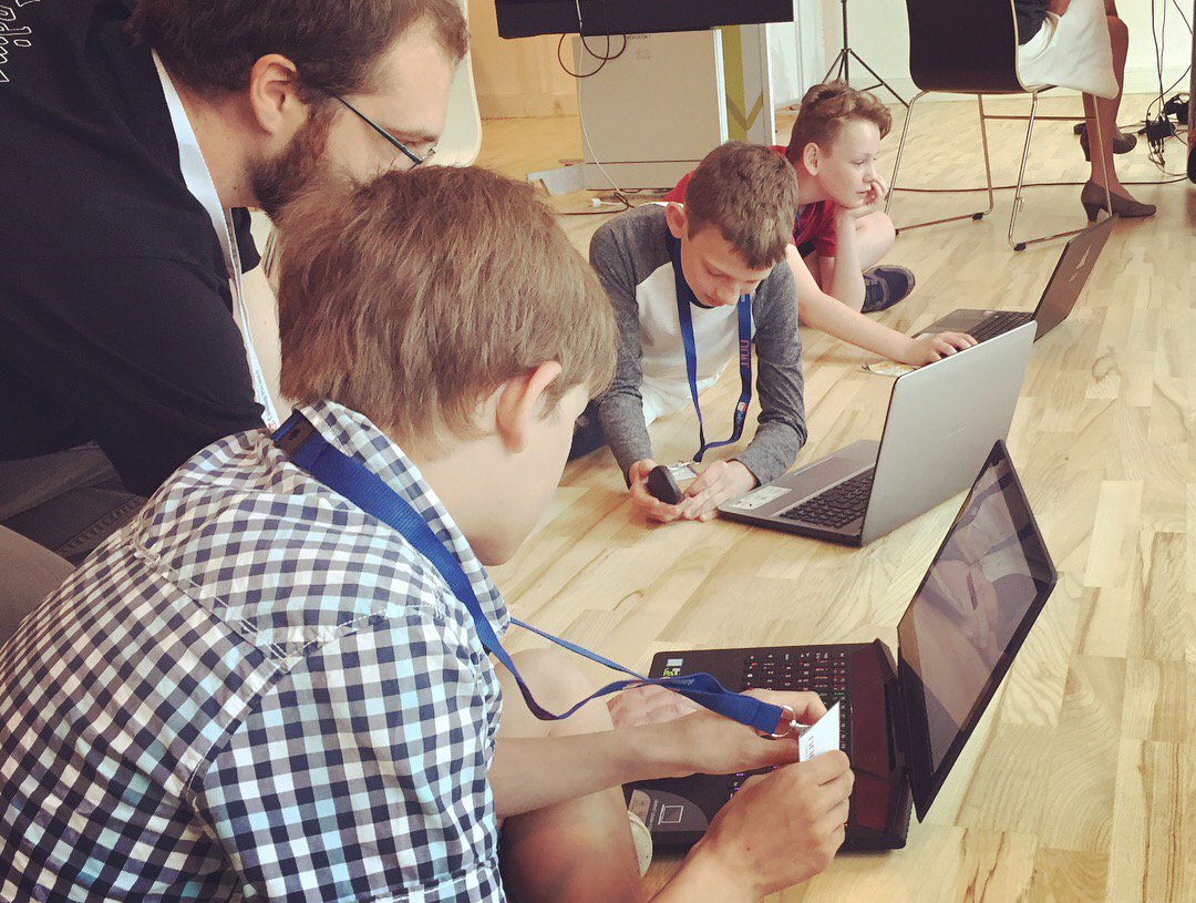 nnit's tweet image. Coding Pirates #HACKATON er fuld gang hos NNIT i dag. 150 børn trodser sommervarmen og koder og programmerer på livet løs. 💻💡#codingpirates #codingclass #codeispoetry #digitaleducation #education #uddpol