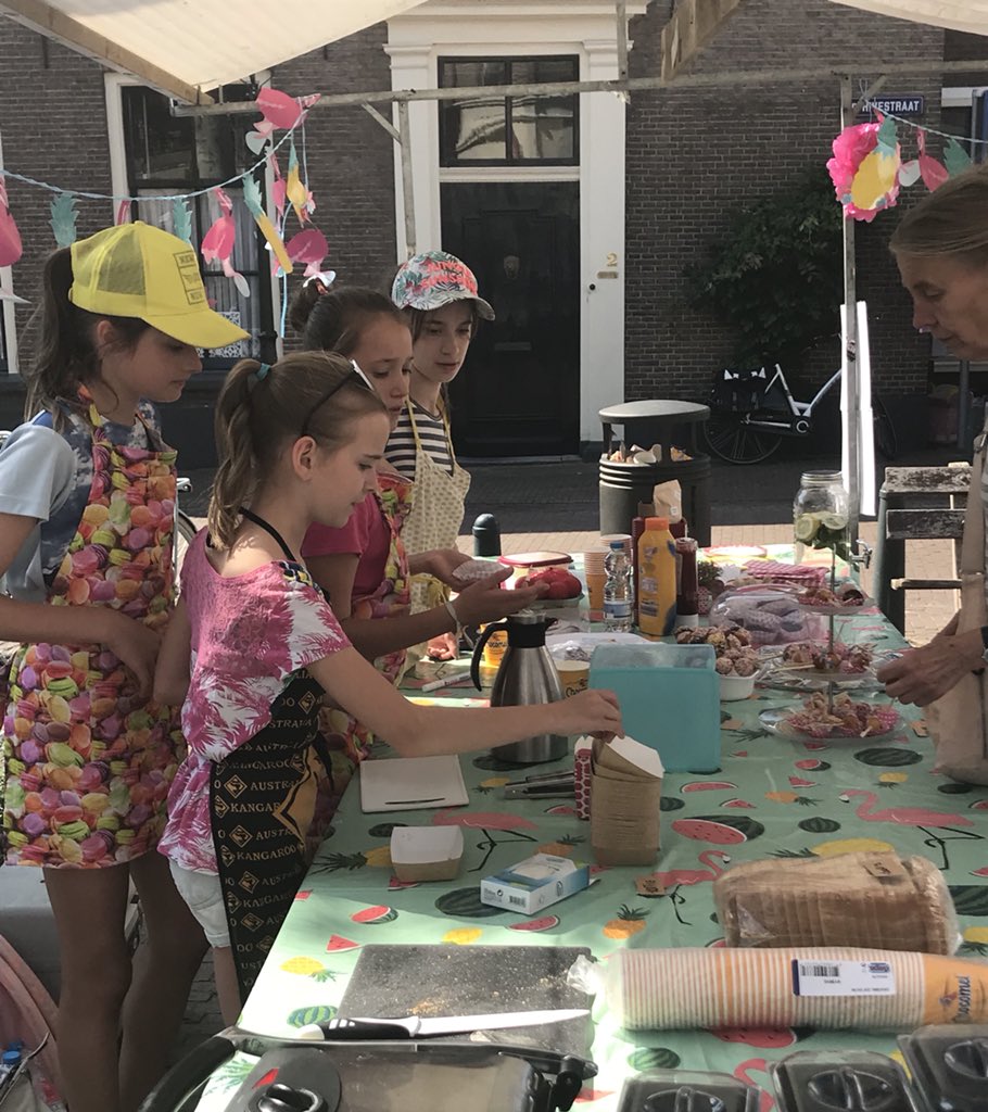 denisescwgorss's tweet image. Meidenwerk JFG @JCLochem @SWLochem  op de #landstadfair met heeeerlijke @semmelinkkoffie  en zelfgebakken lekkers! Kom gezellig langs!