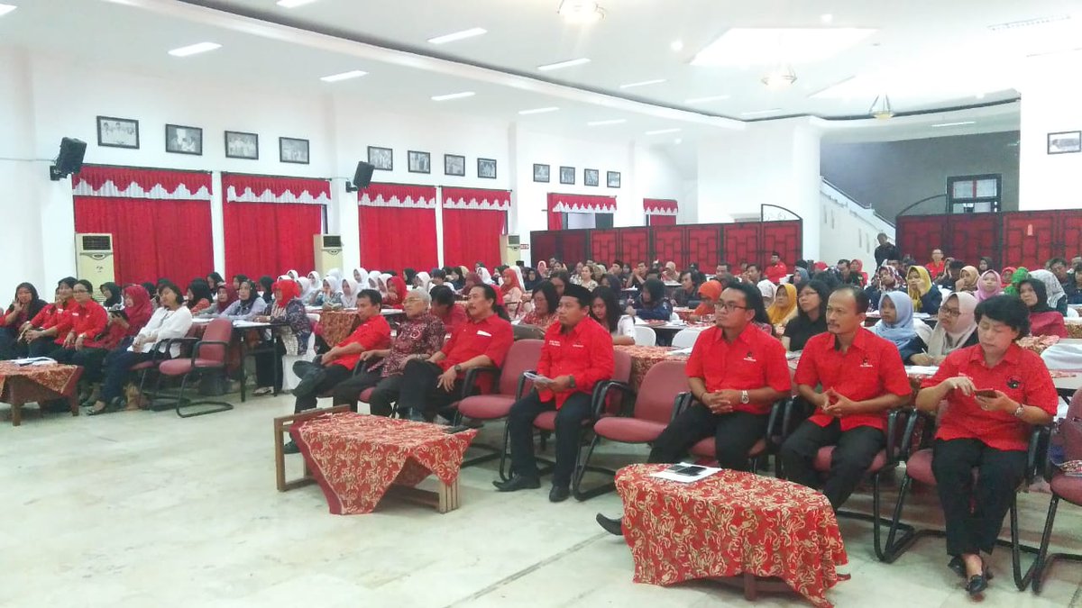 Peserta Sarasehan Politik Perempuan dan Generasi Muda Jawa Tengah terdiri dari mahasiswa, pelajar SMA, SMK dan  komunitas-komunitas serta kalangan umum

#PerempuanIndonesia
#PDIPerjuangan
#KandangBant3ng