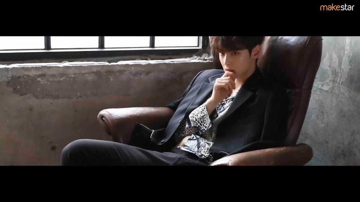 SN_zunzapy's tweet image. ชอบชุดนี้จังเลยอ่ะ ดูเป็นเพลย์บอย หล่อแรงแพงมากดี ชอบ