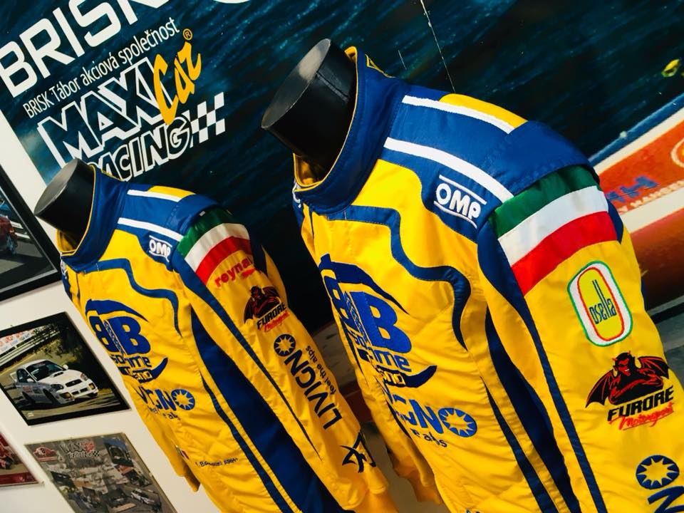 MAXICARRACING's tweet photo. Anteprima del nuovo abbigliamento di Fausto & Andrea . Bormolini che potrete vedere dal vivo a AMK Ecce Homo Šternberk!
#noisiamopassione #maxicarracing #racingparts #racingclothes #customizedsuits #omp https://t.co/5BqINAJWxv