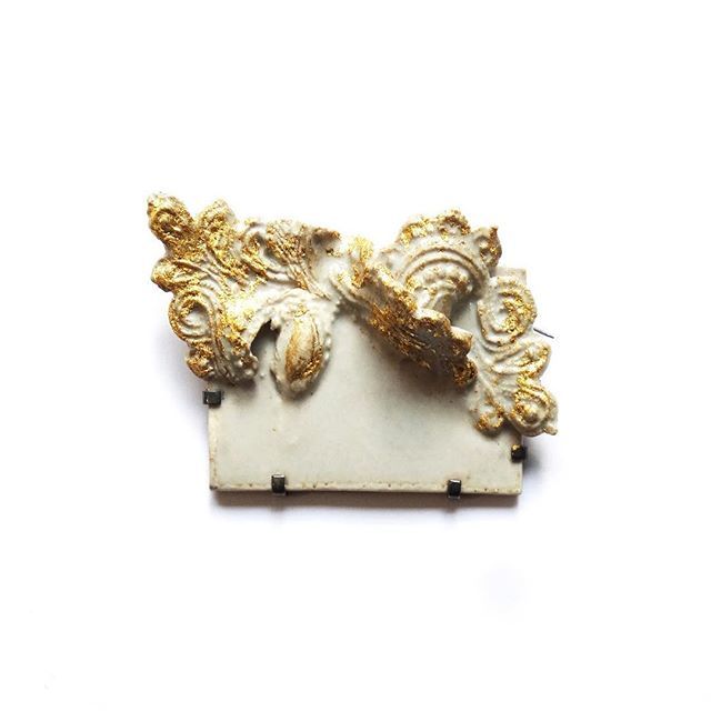 Jewelsinferment's tweet photo. Cristina Celis #brooch Remind me to remember #gioiellinfermento2018 #stoneware #wearableobject #studiojewelry #gioiellocontemporaneo #spilla #gres #momentoprivatoesocialità #themeaward #memories memory is not tangible nor real - it is abstract and infinite and does not maint… https://t.co/abv74RDzEA