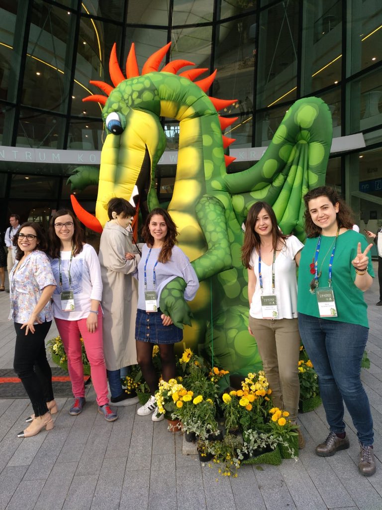 Resis y JMF que participan en congreso internacional pagando con sueldo sin pedir favores a nadie dignifican #MFyC, demuestran hay personas que anteponen principios a dinero y reconfortan a <a href="/udmafyc_ab_he/">Unidad Docente AFyC Albacete-Hellín</a>. Orgullosos de vosotras. Extensible a #EFyC y demás especialidades <a href="/SCAMFYC/">🆂🅲🅰🅼🅵🆈🅲</a>