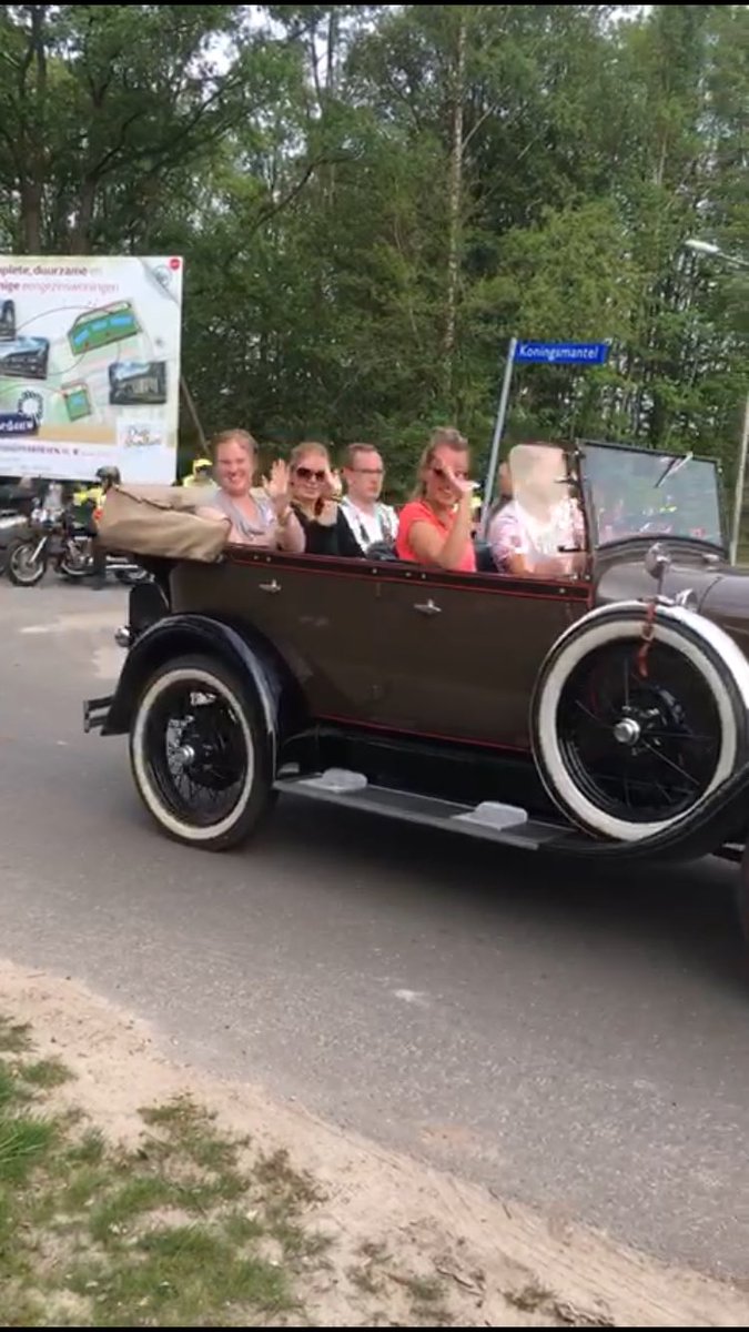 Met ruim 150 auto’s, 200 stralend lachende bewoners en cliënten van #vanboeijentweet, blije chauffeurs én prachtig weer, is de 16e #rallyzonderpoespas een groot succes geworden. Dat <a href="/Enzoknol/">Enzo Knol</a> als verrassing meereed was voor zijn fans bij #vanboeijentweet de kers op de taart