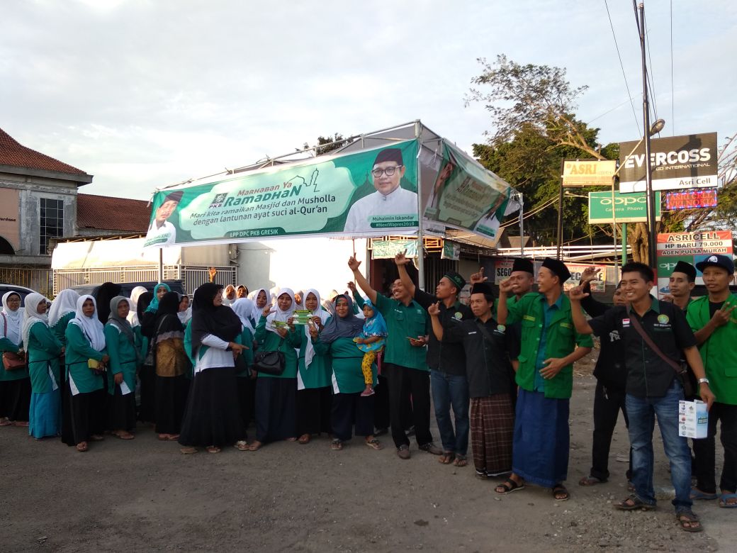 DPAC PKB, bersama MUSLIMAT NU, FATAYAT NU , ANSOR dan GARDA BANGSA KEC. WRINGINANOM KAB . GRESIK..gelorakan " CINTA " sambil bagi ta'jil dan BK GUS IPUL dan MBK PUTI......#semogaberkah