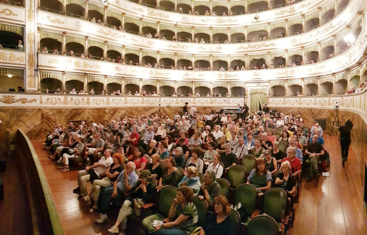 Radio3tweet's tweet photo. La platea del Teatro Bonci ascolta le parole di Alessandro Leogrande, fiero avversario di ogni tirannia #Radio3Cesena https://t.co/RsxoXDeW09