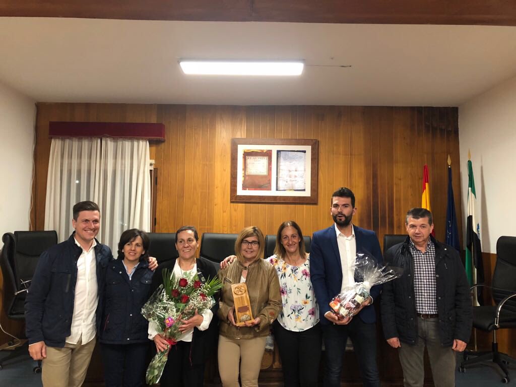 DiputacionCC's tweet photo. .@chromangordo junto a @AlvaroSCotrina @lfernandog y Juan Antonio Bravo, recoge el Premio a la Cultura Viriato 2018 que concede el ayuntamiento de Guijo de Santa Bárbara. “ Un aliciente más para seguir llevando la Cultura a todos y cada uno de los rincones de la provincia” https://t.co/NZaDv3i4aU