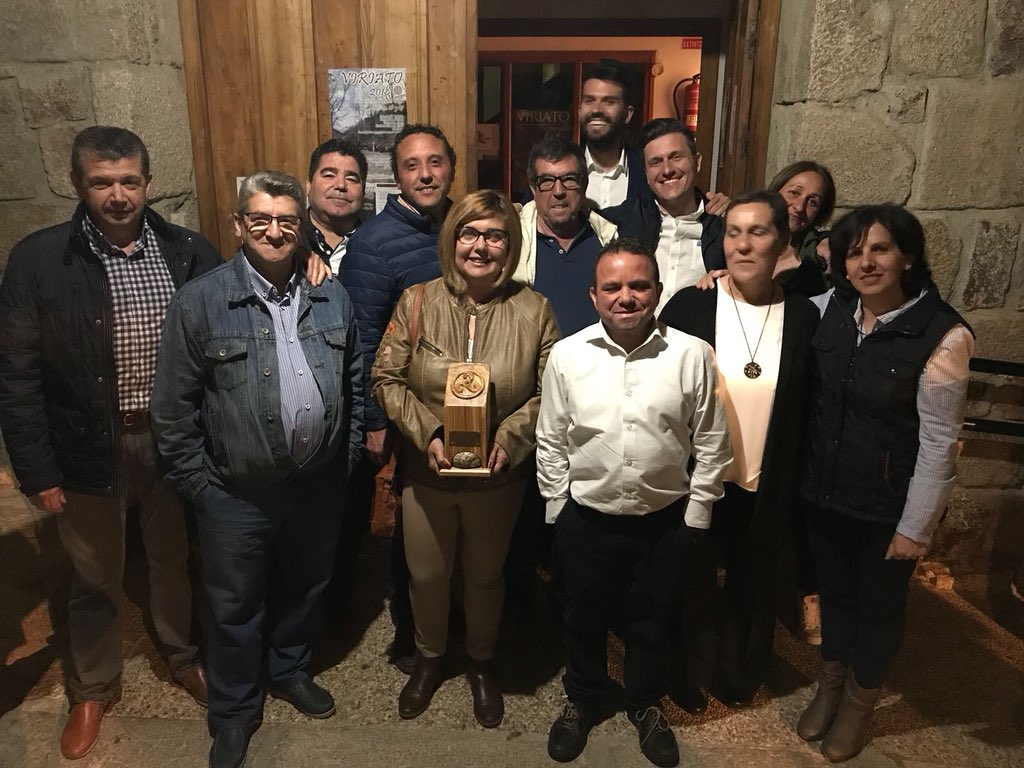 DiputacionCC's tweet photo. .@chromangordo junto a @AlvaroSCotrina @lfernandog y Juan Antonio Bravo, recoge el Premio a la Cultura Viriato 2018 que concede el ayuntamiento de Guijo de Santa Bárbara. “ Un aliciente más para seguir llevando la Cultura a todos y cada uno de los rincones de la provincia” https://t.co/NZaDv3i4aU
