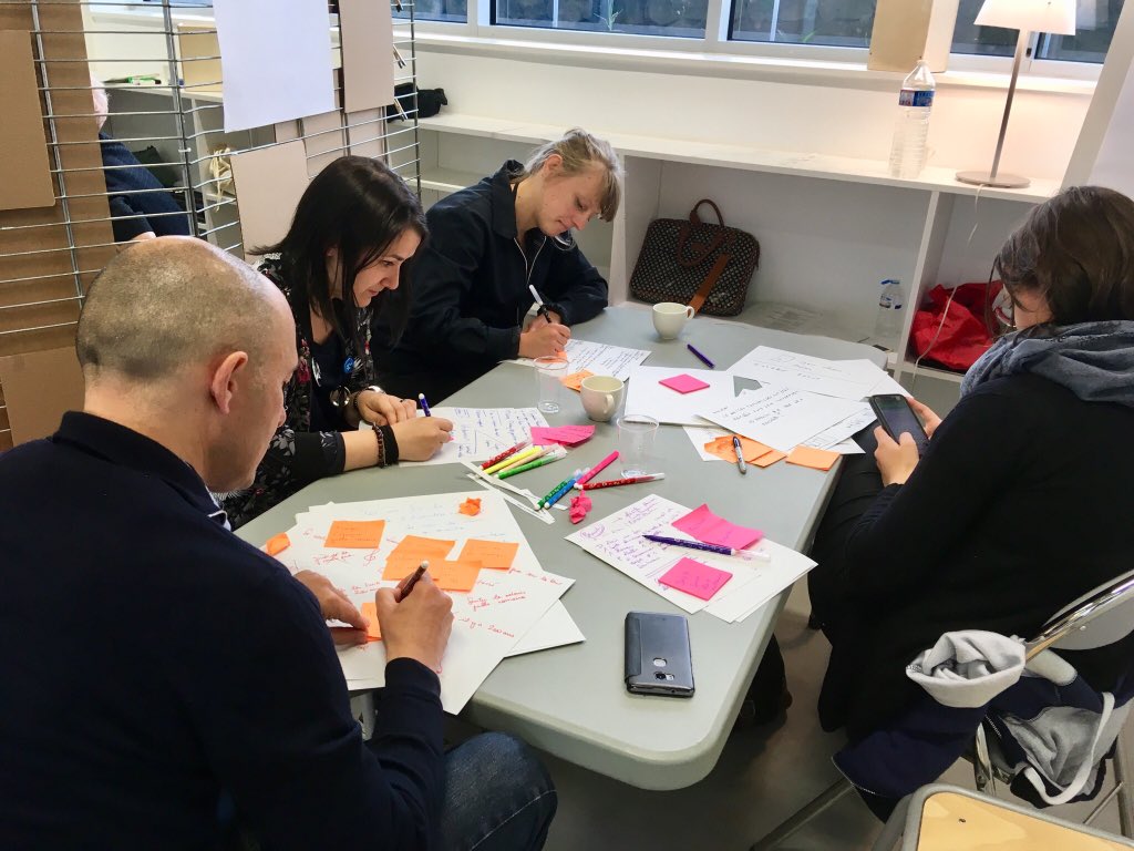 LeChronographe's tweet photo. Le travail d’idéation💡 commence ensuite en équipe pour imaginer des prototypes 🛠 de visite du site ! À grand renfort de post-it 🏷 https://t.co/bqh4zY87qz