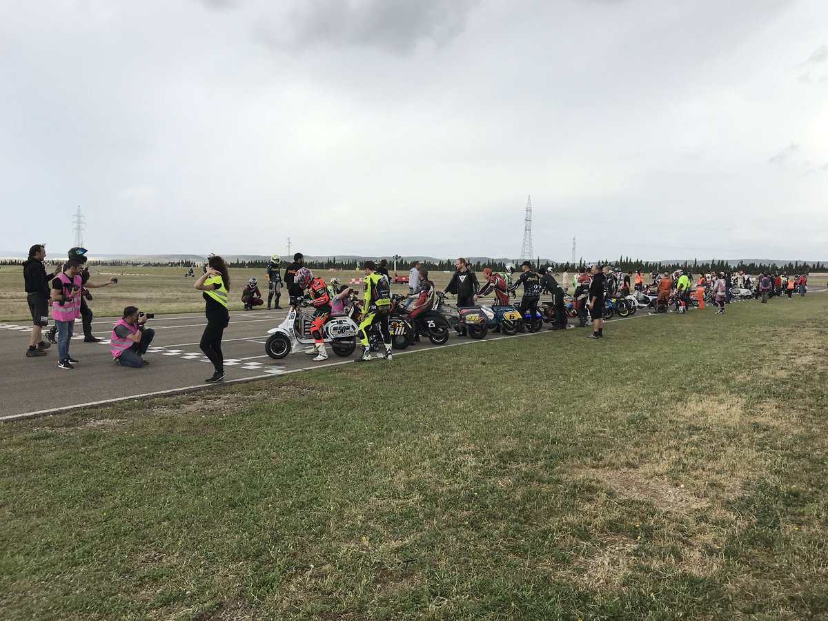 A punto de empezar!!!
P.17
#vtr24h2018 
#vespa
#resistencia
<a href="/cizuera/">Circuito Internacional de Zuera</a> 
#loveteam