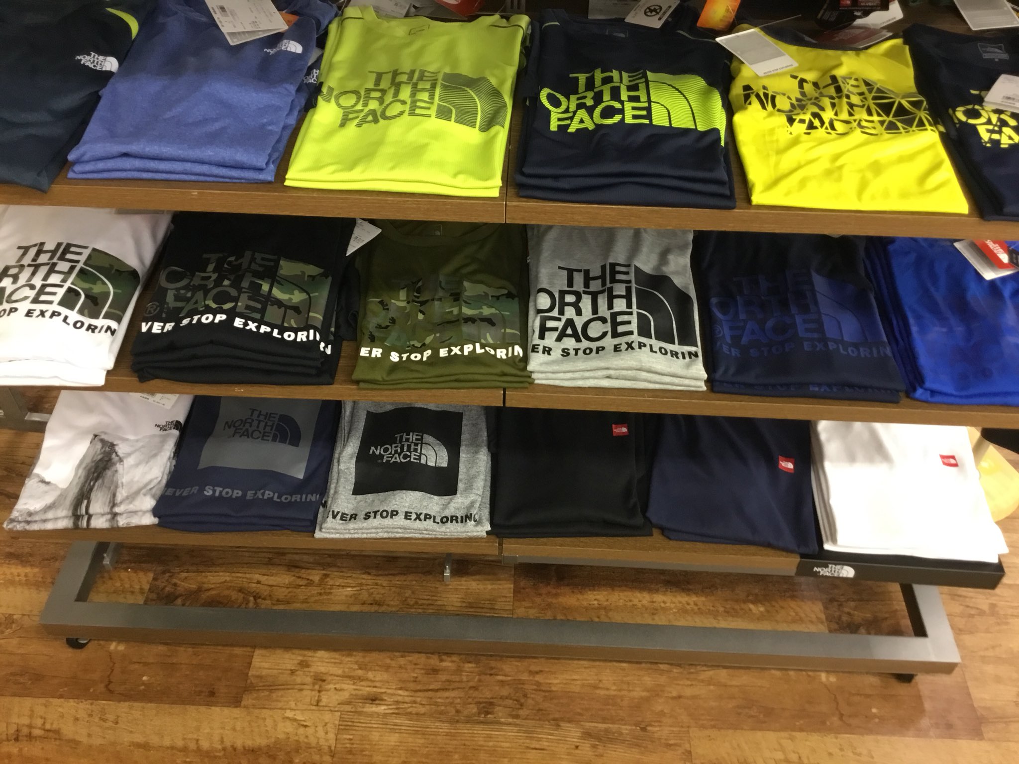 石井スポーツ公式 登山 アウトドア Twitter પર 新潟店 ノースフェイスの半袖tシャツ各種揃ってます 素材も通気性のいいものから普段着にも使用できるものなど種類豊富です 写真に載せきれないものも沢山ありますので是非店頭までお越しください ノース