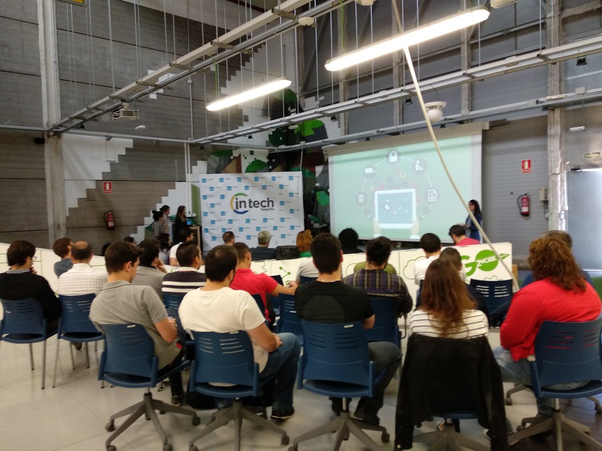 elenaclaros's tweet image. Nuestros alumnos del #mbigdata @eoi de Tenerife presentan sus ideas de proyecto @INtechTenerife