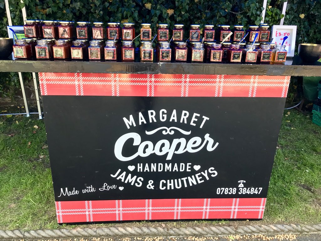 Back in beautiful @MarketHillsboro @VisitLisburn and what a gorgeous day and beside my pal with the best #ChilliJam @Maggiram #Delicious #localfood #MarketHillsboro #AmazingLocation