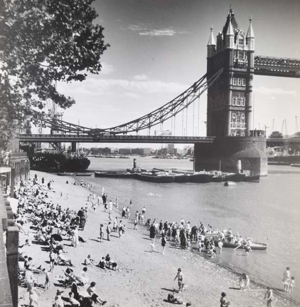 AlbionSalter's tweet photo. Forgotten London- public beach, Tower Hill #London ☀️💦 https://t.co/7gXmuyVzzh