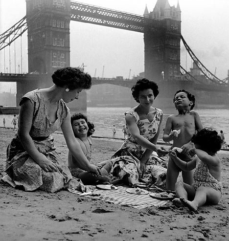 AlbionSalter's tweet photo. Forgotten London- public beach, Tower Hill #London ☀️💦 https://t.co/7gXmuyVzzh
