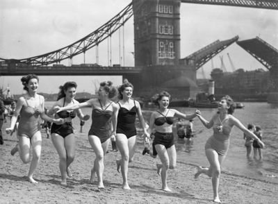 AlbionSalter's tweet photo. Forgotten London- public beach, Tower Hill #London ☀️💦 https://t.co/7gXmuyVzzh