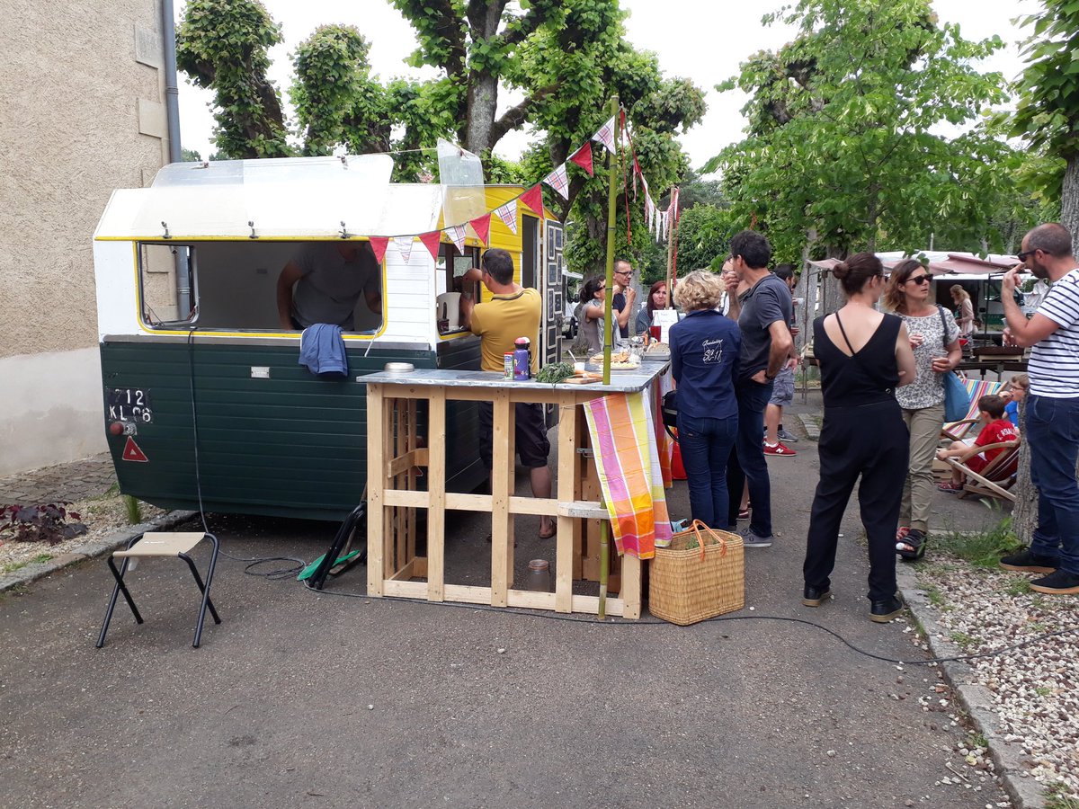 emilianazapato's tweet photo. Vie locale : première sortie du #40Bar, le jeune bar associatif et ambulant de #MignéAuxances https://t.co/FR9ss854F0